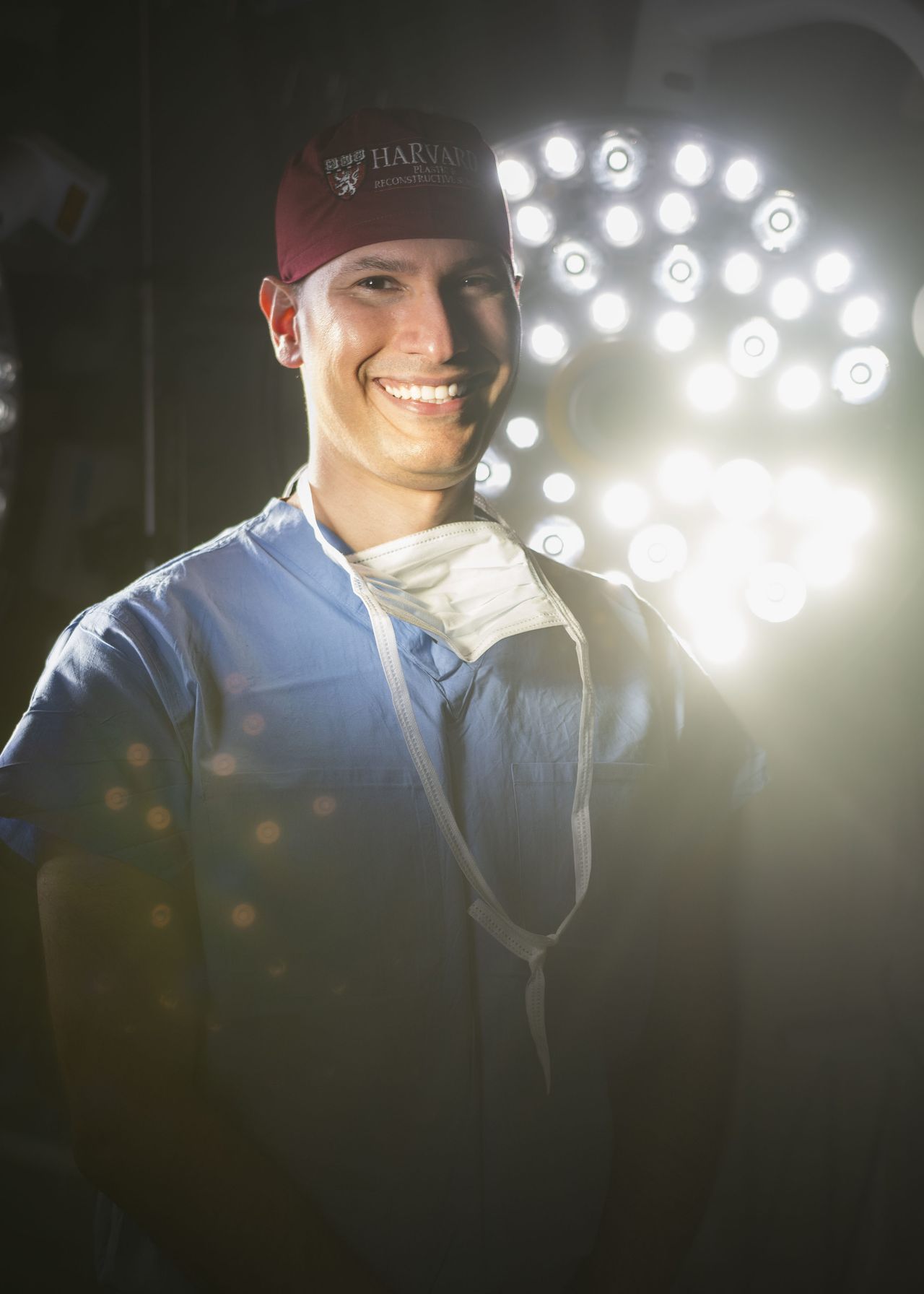 Le Dr Baradaran en salle d’opération, sous les lampes chirurgicales