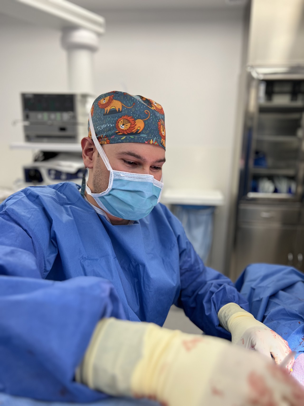 Le Dr Baradaran en cours d’intervention